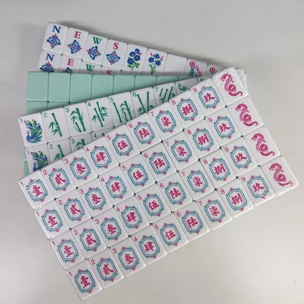Set di Mahjong Americano Portatile a 4 Strati in Acrilico Ciano Chiaro, Gioco per Famiglia e Feste, Regalo Sorpresa