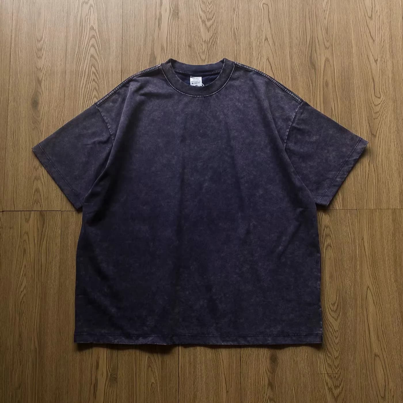 T-shirt alla moda a maniche corte, tinta a cera, lavata, effetto invecchiato, con scollo a costine larghe e piccolo, dal tocco fresco