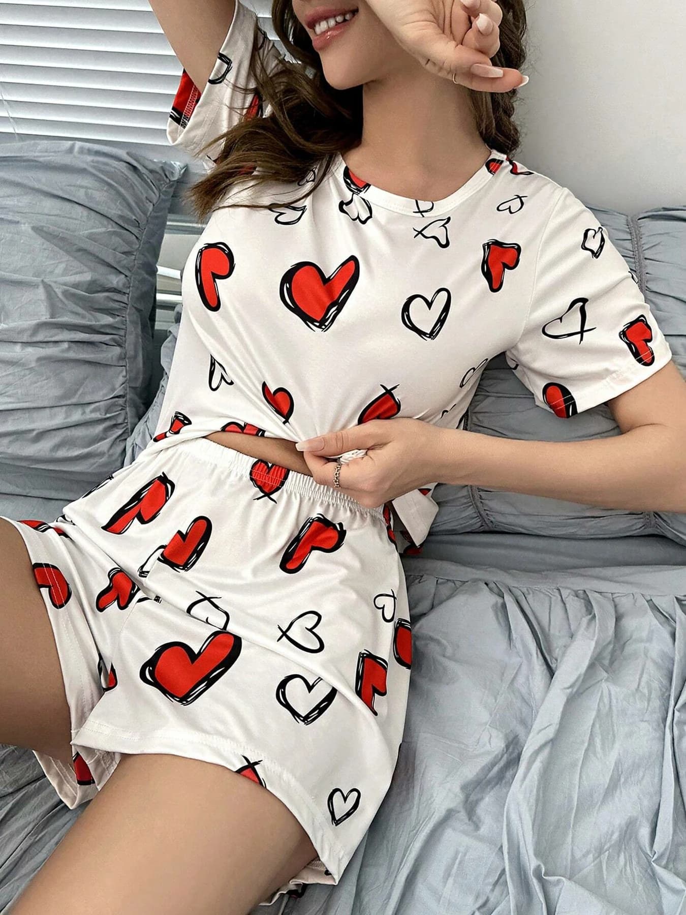 Pigiama da donna con stampa di cuori rossi, set di t-shirt a maniche corte e pantaloncini, abbigliamento da notte leggero, abbigliamento da notte casual