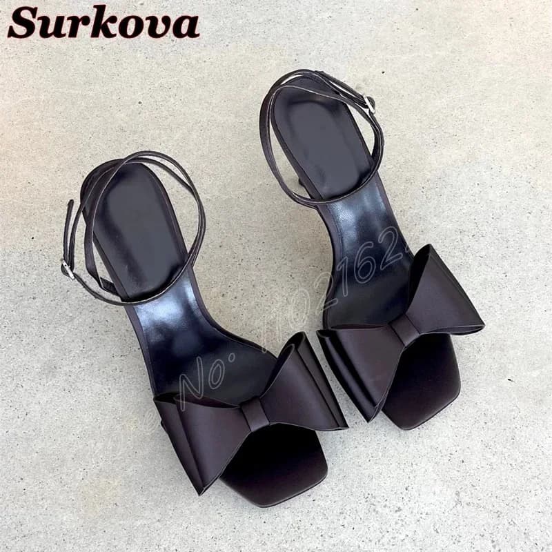 Primavera Nuovo Fiocco in raso Tacchi alti Testa quadrata Tacchi sottili Sandali con cinturino con fibbia Abito elegante Scarpe da sposa da donna Gladiatore 46
