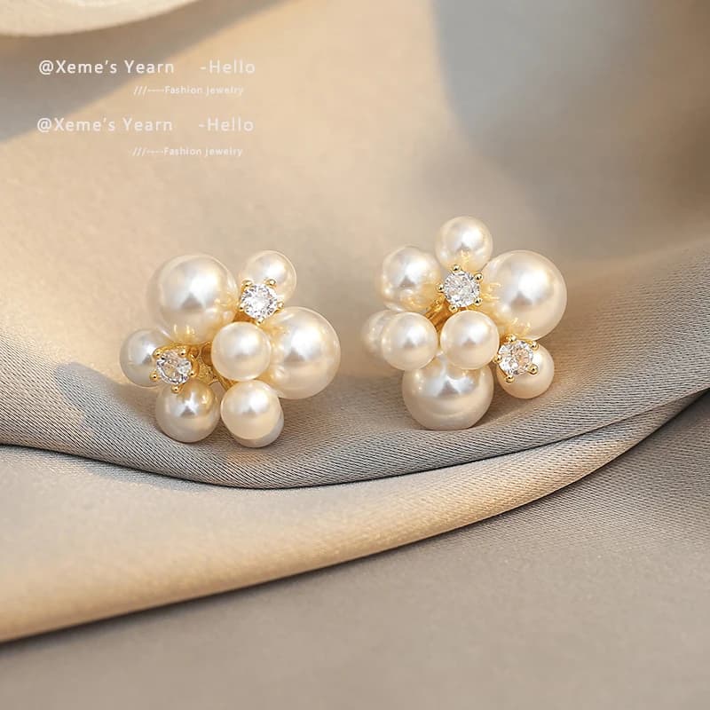 Orecchini a perno eleganti e romantici con perle e fiori, gioielli coreani alla moda per donna, accessori di temperamento per feste e occasioni speciali.