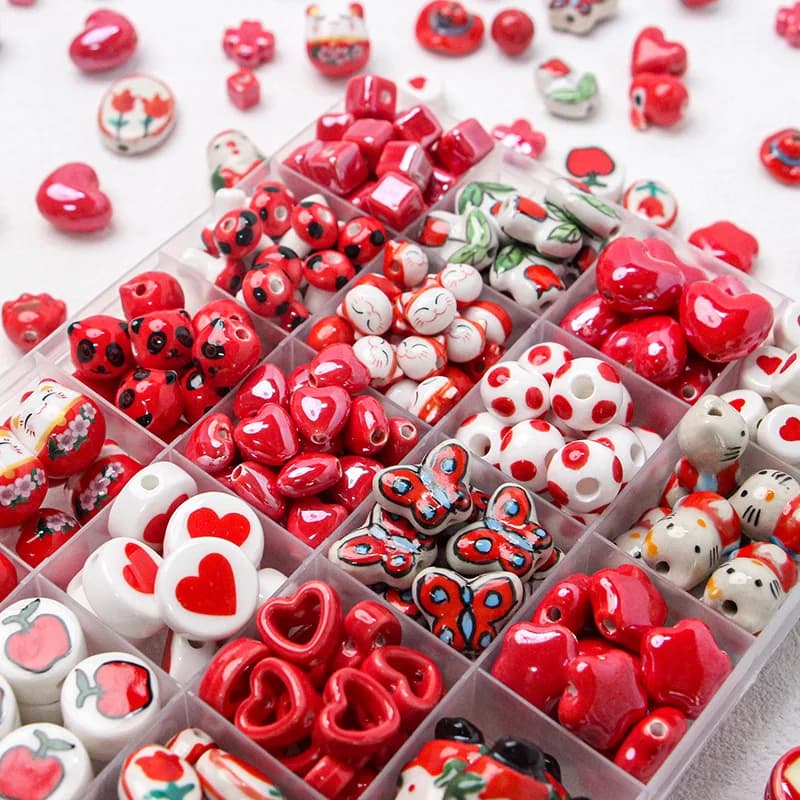 Confezione da 5-10 pezzi Perline in ceramica rossa dipinta a mano con motivo multiplo Perline distanziatrici per la creazione di gioielli Accessori natalizi fai-da-te