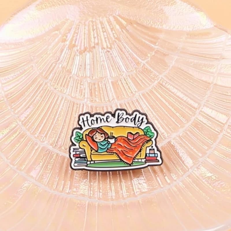 Spilla Smaltata 'Home Body', Grazioso Distintivo per Giacche e Zaini, Badge Divertente, Regalo per Amanti dei Libri