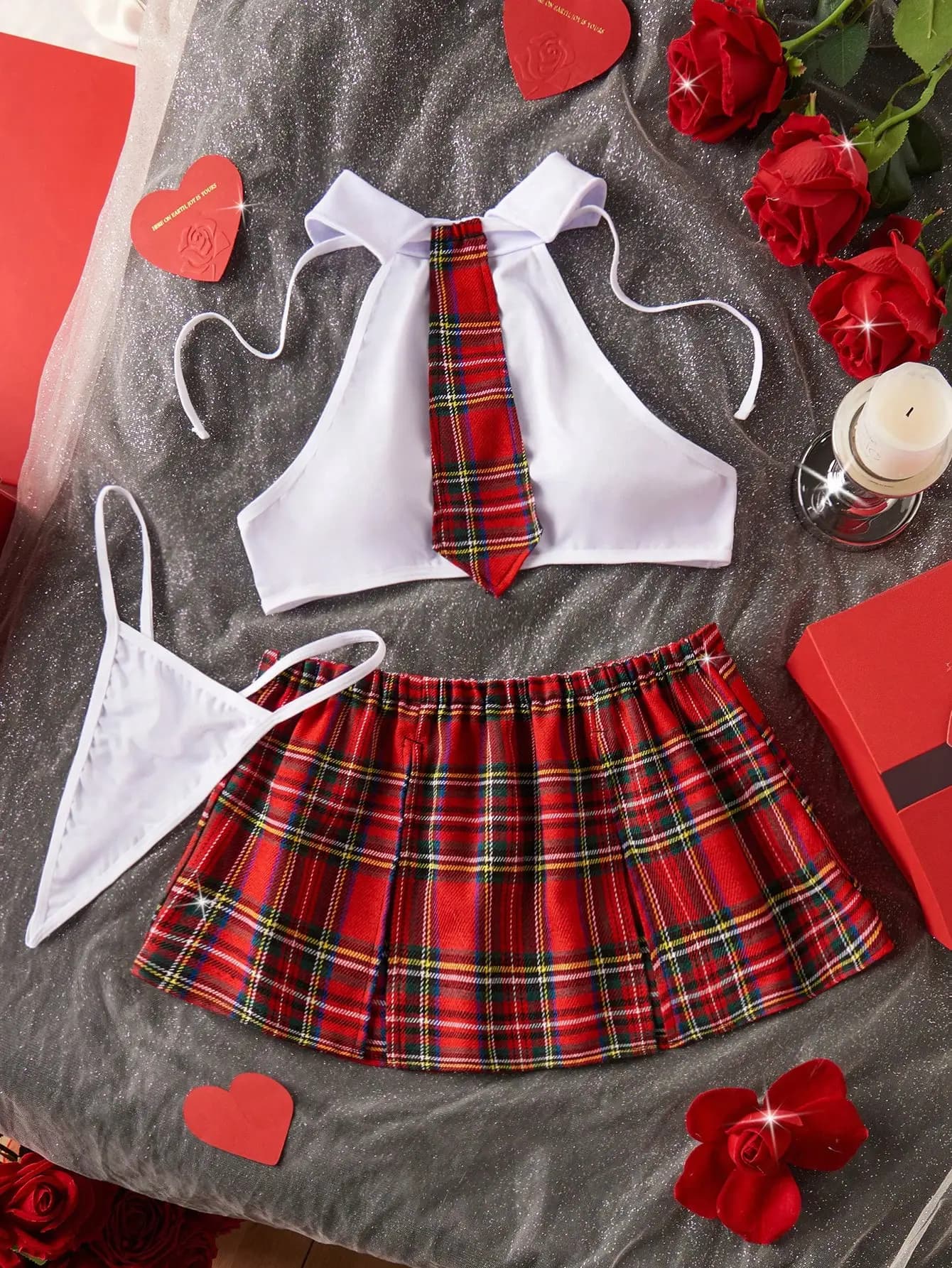 Set da 4 Pezzi per Giochi di Ruolo a Quadri: Top Corto Senza Schienale, Gonna Plissettata, Cravatta, Perizoma - Lingerie Tartan Rossa
