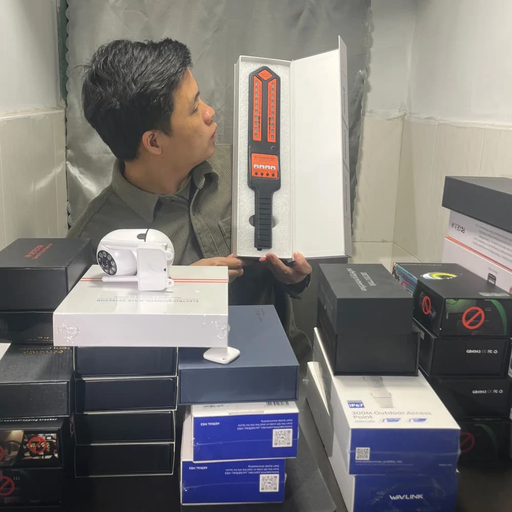DS-810 Pro Scanner di Sicurezza - Per Hotel, Uffici, Auto, Rileva Telecamere Spia, Dispositivi di Intercettazione, Localizzatori GPS, Ricarica Type-C, Batteria da 25 Ore