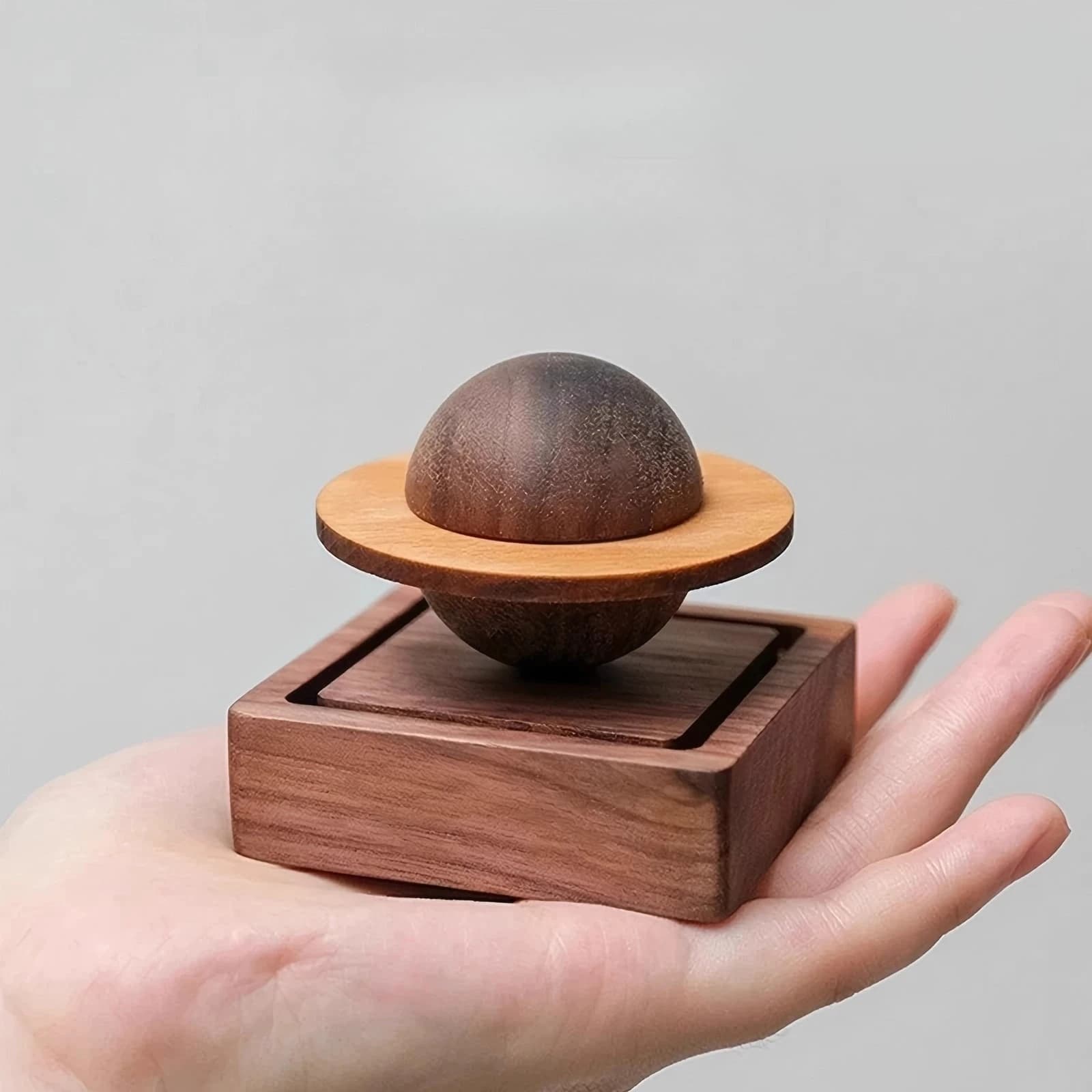 Mini Planet Wooden Aroma Diffuser Long Scent Car Ornament Living Room Tabletop Fragrance Vessel