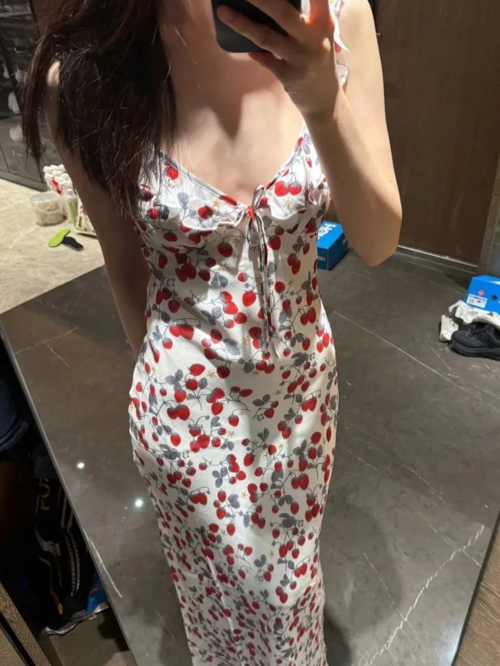 Abito da donna in seta 100% con stampa fragola con volant e cuciture con scollo a V senza maniche a vita alta