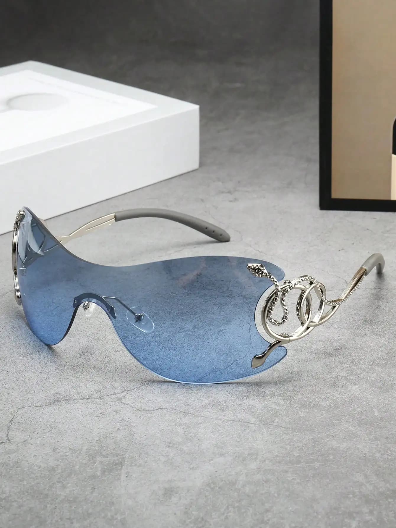 1 paio di occhiali da donna alla moda con lenti monopezzo in stile Y2K con decorazione a serpente argentato, alla moda per l'uso quotidiano