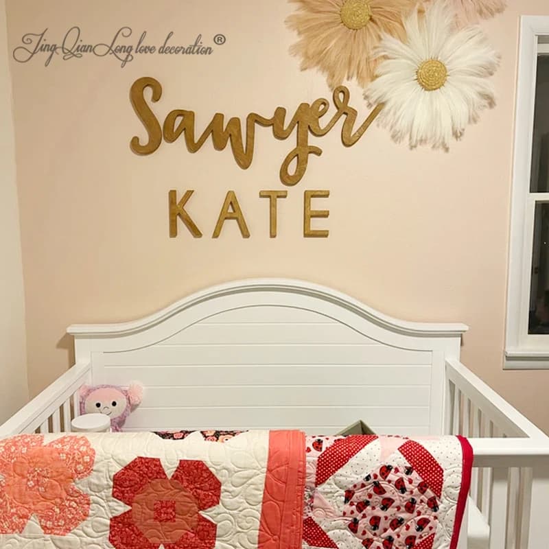 Cartello con nome in legno personalizzato per la cameretta dei bambini o nella stanza dei bambini Carattere con blocco di script con nome di prima e centrale con colorato opzionale, dipinto o naturale