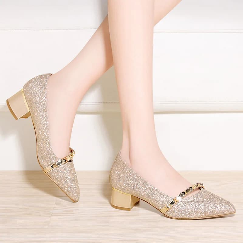 Scarpe da donna con suola morbida e stile cheongsam per l'estate 2026, scarpe da sposa per madri e suocere