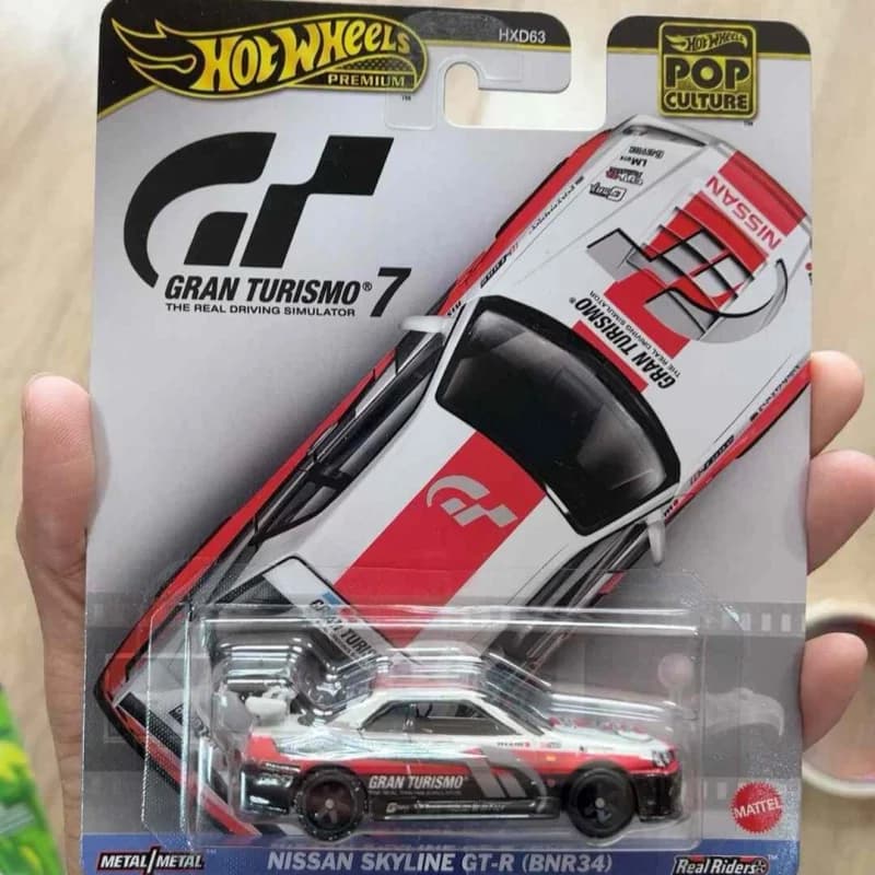 Hot Wheels Premium Nissan Skyline Gt-R Bnr34 Turismo 7 Pop Culture Tires Modello in Metallo Pressofuso da Collezione, Regalo di Compleanno