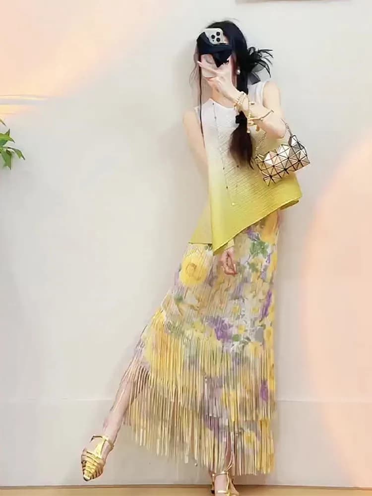 Splendido Completo Estivo Giallo Arancio Sfumato con Motivo Dente di Leone, Gonna con Nappe Riccamente Decorata e Top Plissettato, Set Coordinato alla Moda da Donna