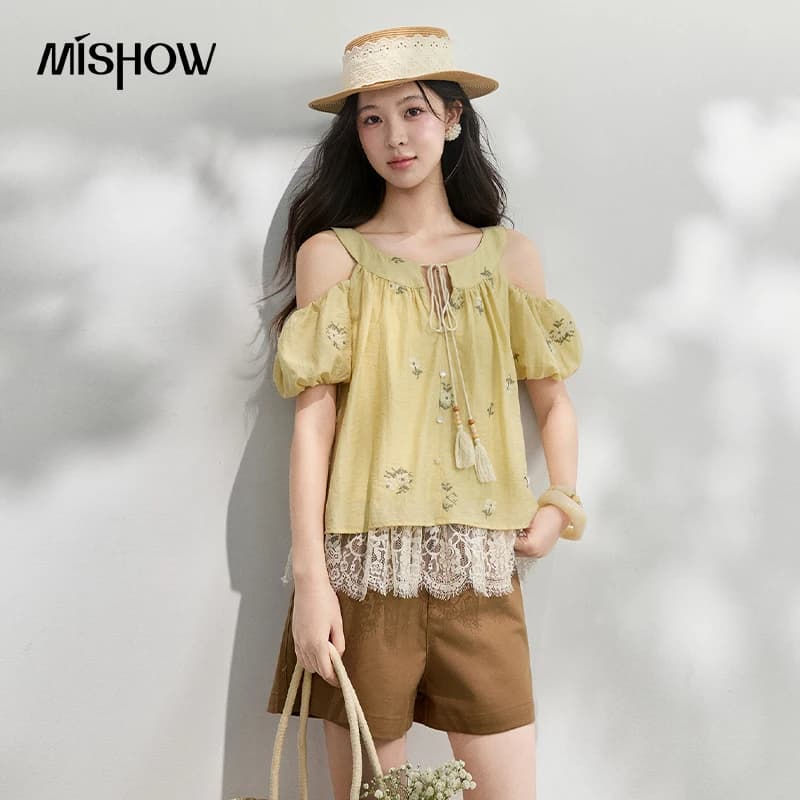 MISHOW Design Top Ricamato a Fiori da Donna Estate 2026 con Spalle Scoperte, Maniche a Bolla e Orlo in Pizzo - Blusa Dolce e Delicata MXF22X2589