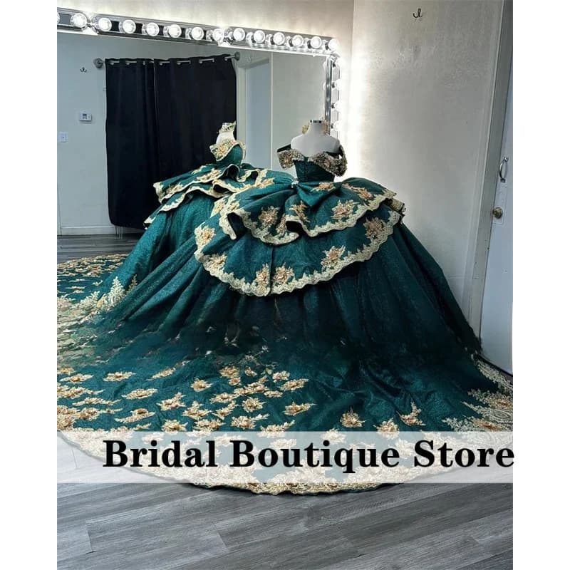 Abito Quinceanera con fiocco in cristalli verde smeraldo personalizzato 2025 Abito in pizzo dorato con volant Abito dolce 16 Vestido De 15 Anos