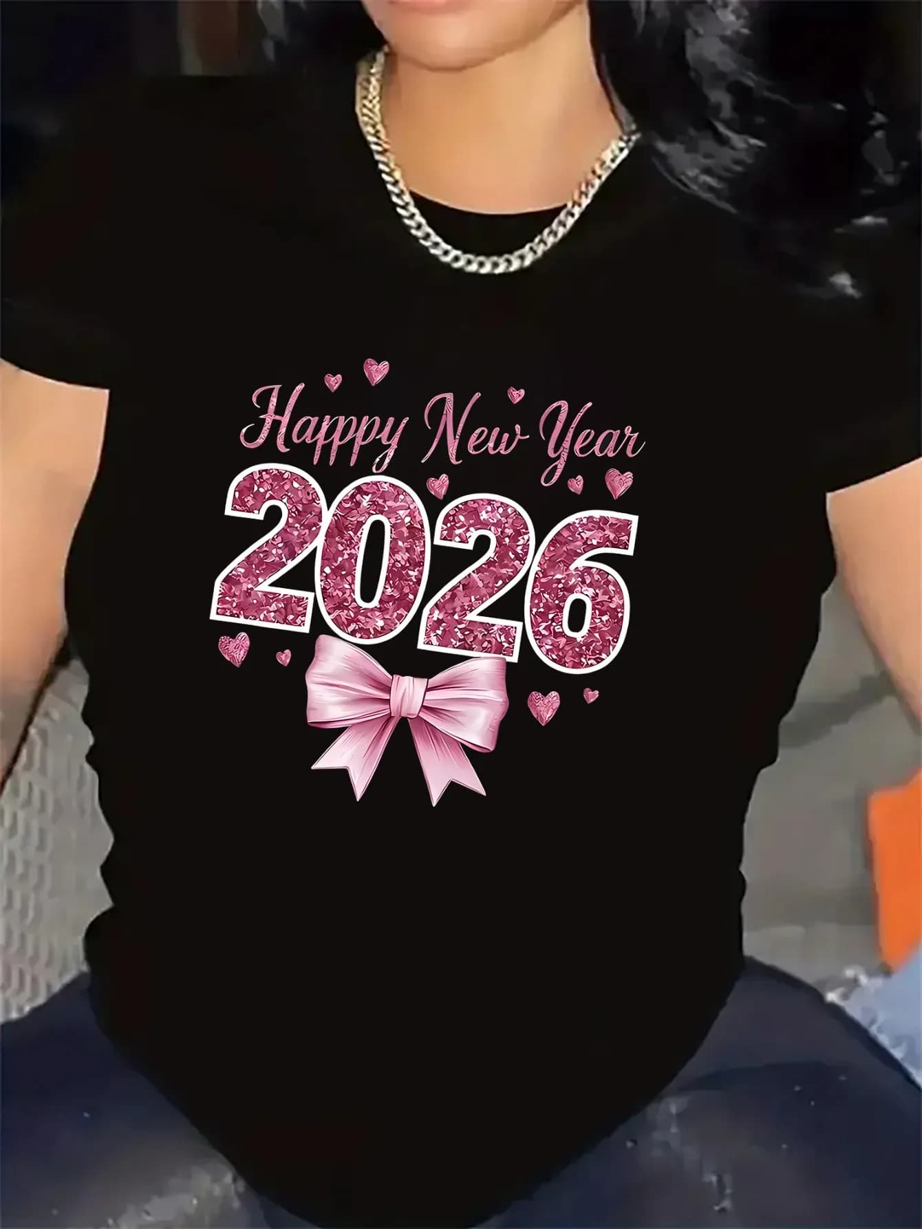 T-shirt | Felice Anno Nuovo 2026: Design Rosa Glitterato con Fiocco per Feste e Celebrazioni | Leggero, Resistente