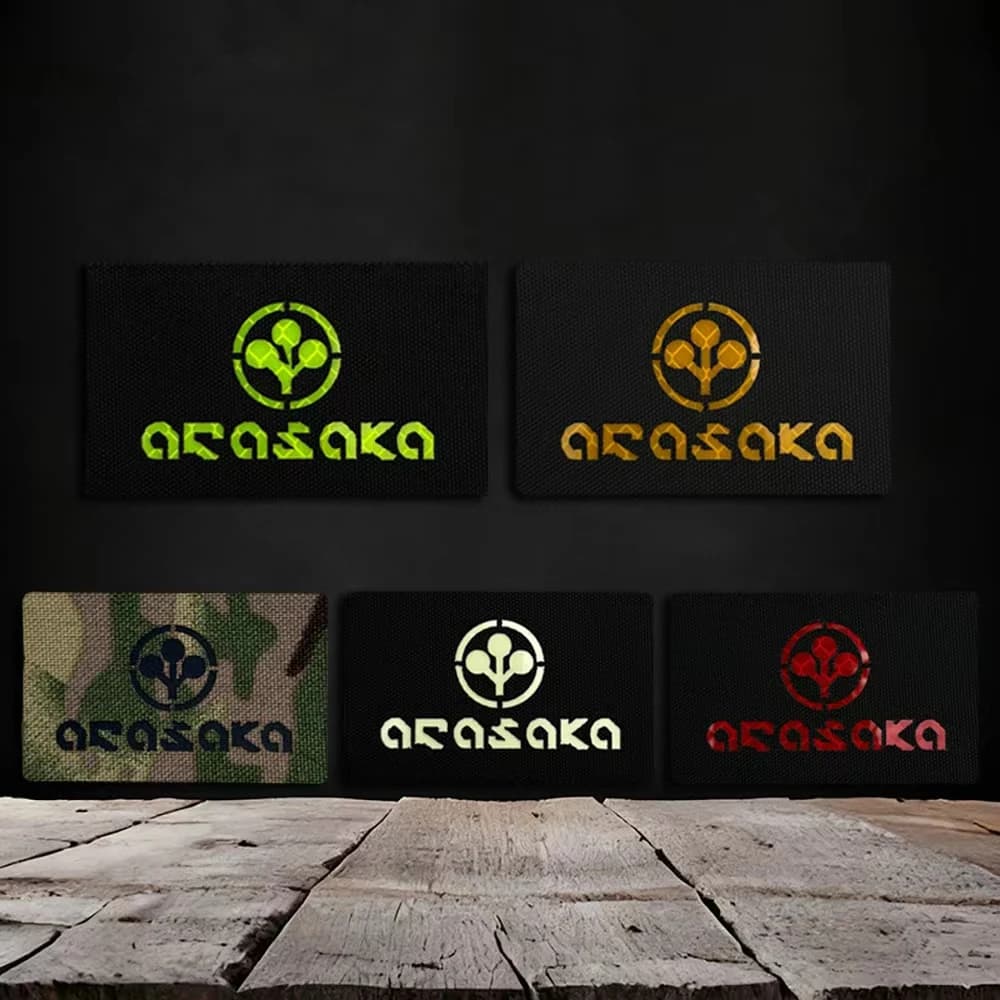 Adesivo laser riflettente e luminoso con logo a forma di fiore di prugna, distintivo creativo personalizzato inciso, con effetto fosforescente, dotato di chiusura a strappo sul retro, adatto per borse, zaini, gilet e toppe ricamate per abbigliamento.