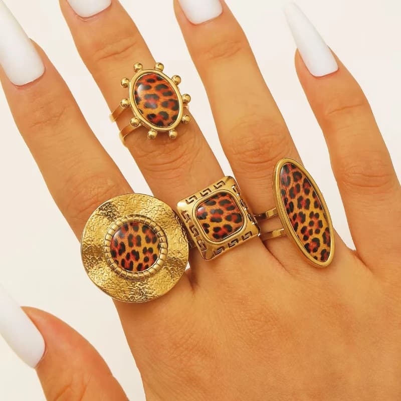 Anello aperto con stampa leopardata in acciaio inossidabile con accessori di texture di lusso leggeri e di fascia alta abbinati a abiti alla moda