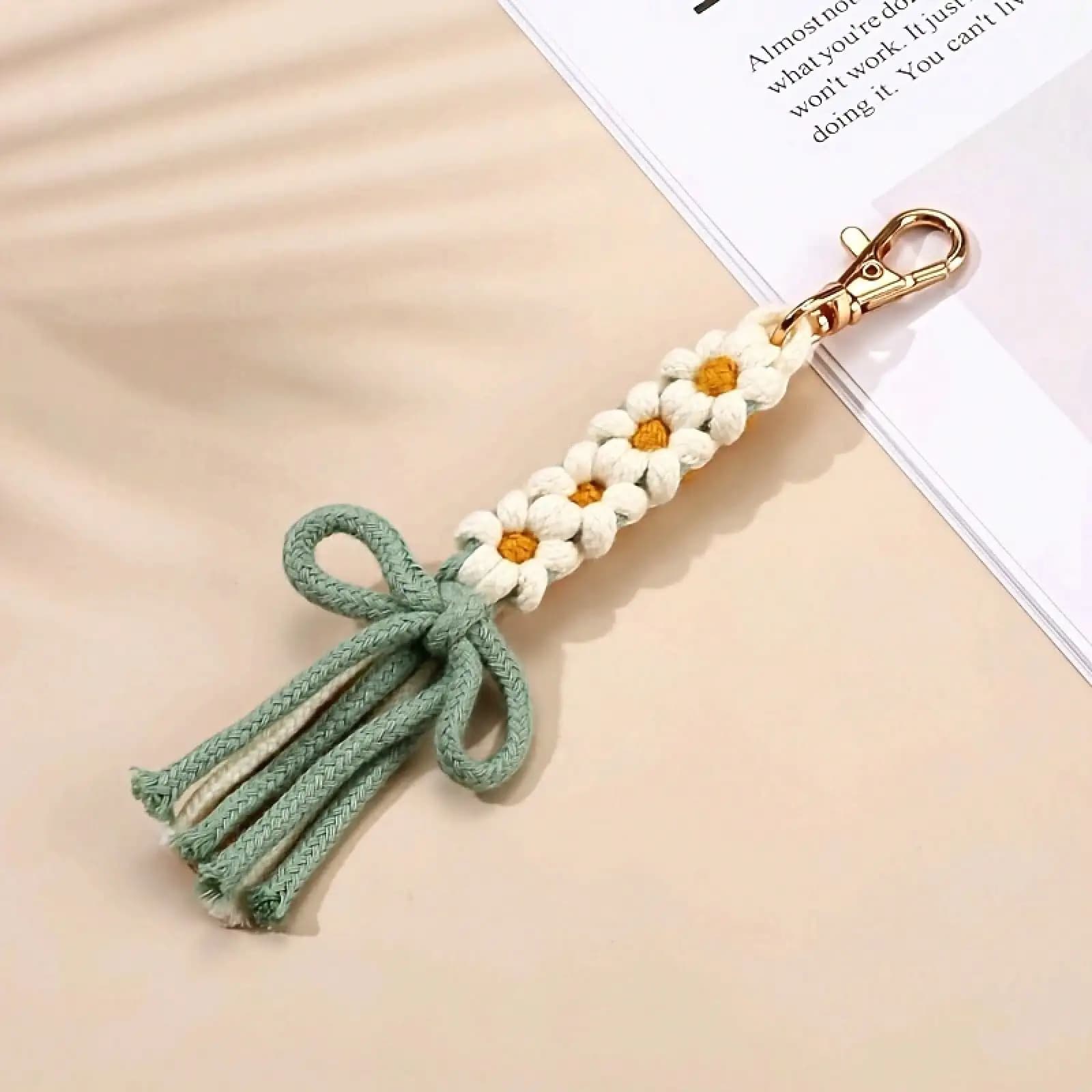 1 portachiavi con nappa Daisy - Design floreale bianco e giallo con corda intrecciata verde, anello dorato adatto per zaini, chiavi, decorazioni per auto - Regalo carino per l'uso quotidiano delle donne e per la decorazione della casa