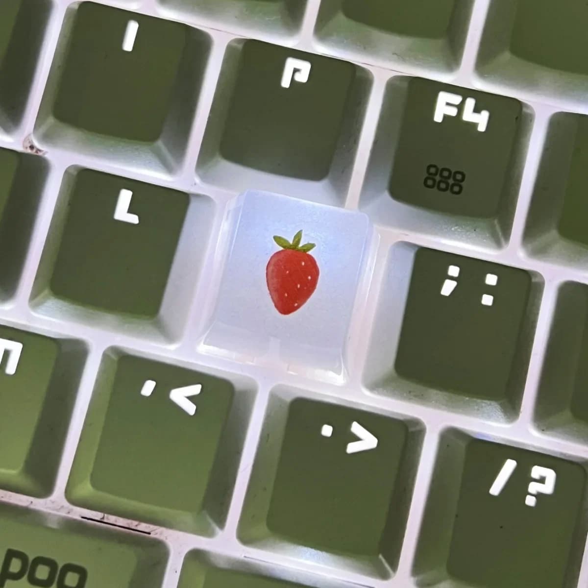 Copritasto per tastiera meccanica con asse trasversale personalizzato in resina epossidica trasparente con fragola R4