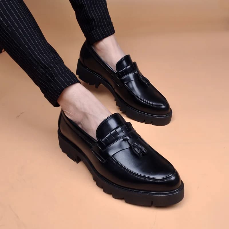 scarpe formali da ufficio casual da uomo d'affari scarpe slip-on in pelle naturale con nappe scarpe nere eleganti mocassini con plateau calzature da gentiluomo