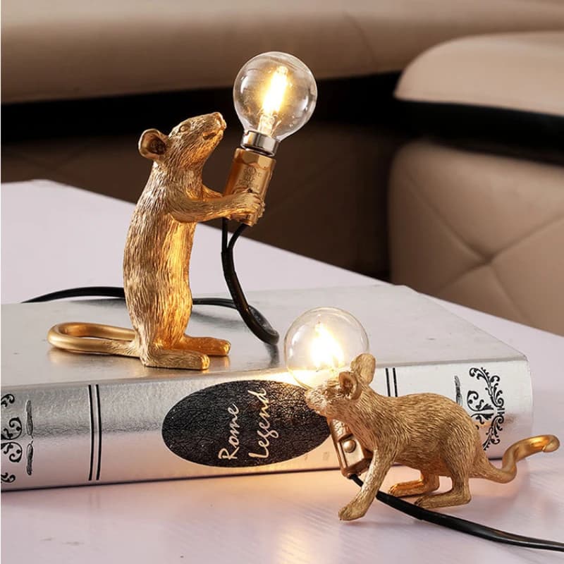 Lampada da scrivania con topo nordico dei cartoni animati Soggiorno Sala da pranzo Camera da letto Negozio di abbigliamento Ornamento in resina, Lampada decorativa da comodino