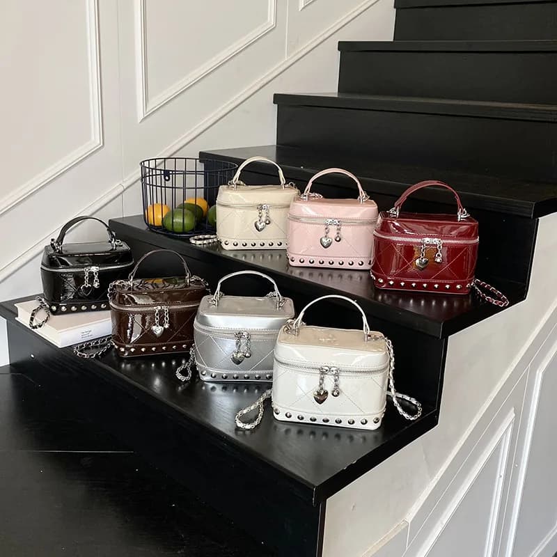 Custodia da donna Mini borsa a tracolla con catena rossa Borse quadrate da festa con rivetti personalizzati Borse a tracolla con cerniera a cuore chic