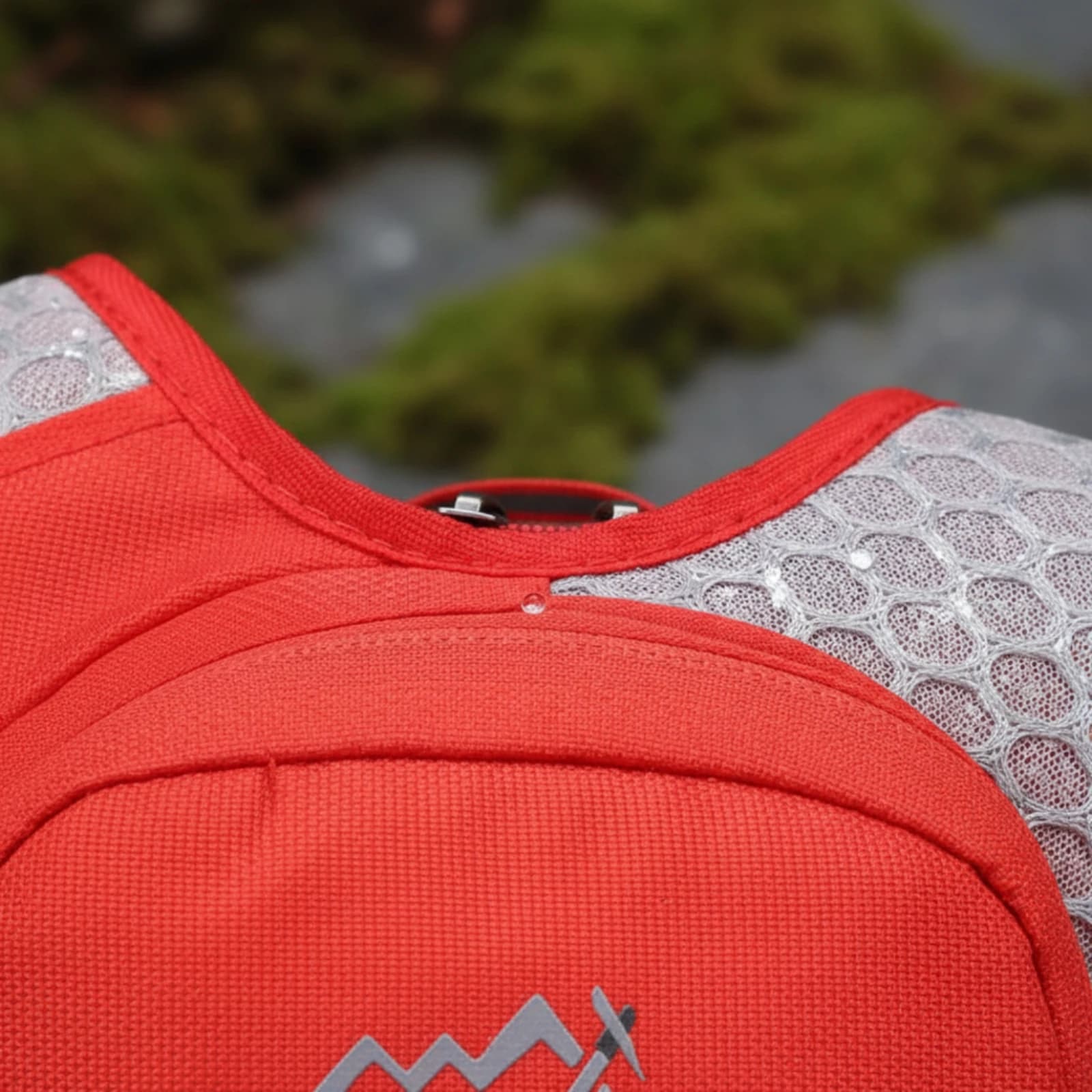Trail Running Backpack Breathable Ventilated Running Pack Hydration Backpack Nylon Outdoor Gear Bungee Cord Lacing for Hiking