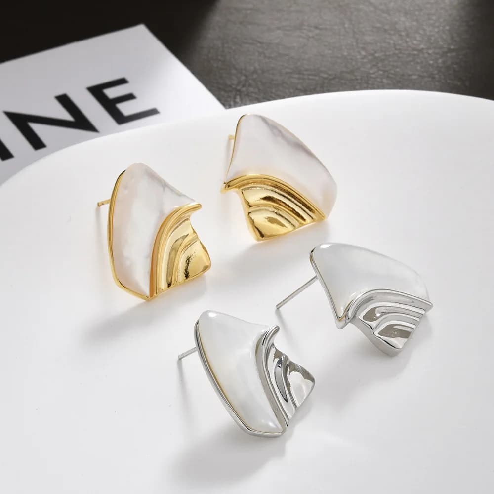 Unique design, luxurious and irregularly folded shell stud earrings, high-end and elegant earrings, new style earrings
