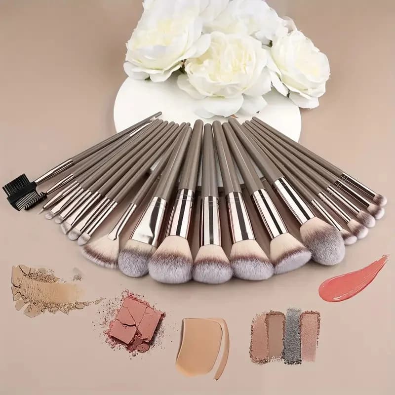 Collezione di pennelli professionali per il trucco, kit di strumenti cosmetici essenziali per un'applicazione impeccabile di ombretto, eyeliner e trucco completo del viso