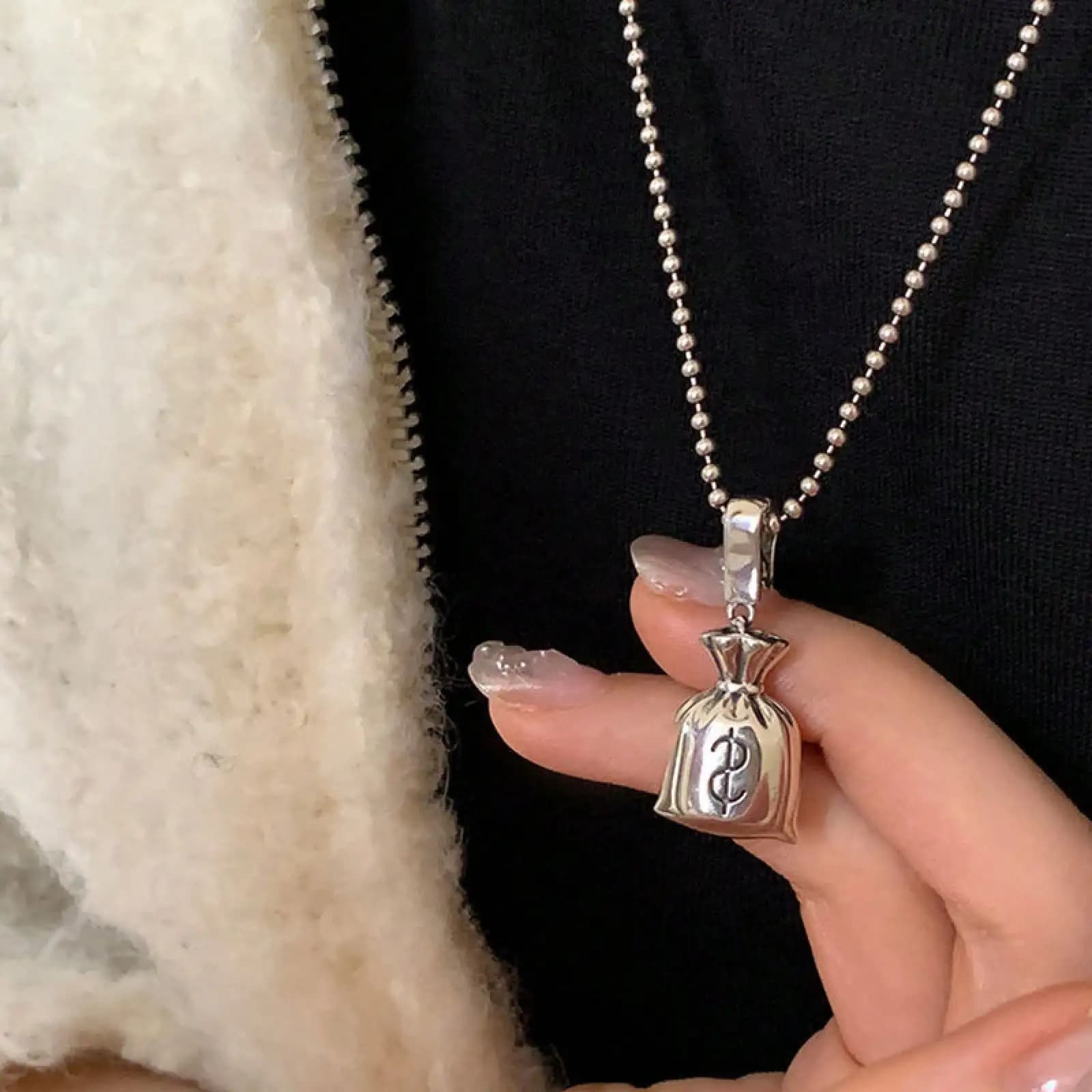 Elegante e Pratica Collana Portafoglio da Donna, con un'Unica e Flessibile Catena per Maglione da Indossare sulla Clavicola