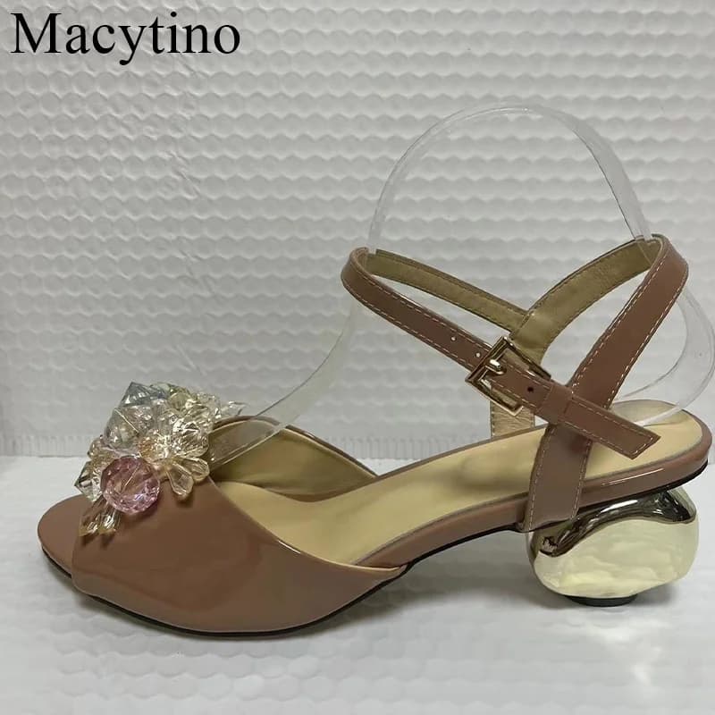 2024 Estate Bohemian Crystal Beaded Word Band Sfera di metallo Tacco spesso Ladies Open Toe Sandalo Tide
