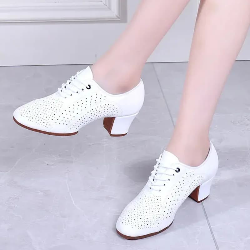 Nuove scarpe da ballo latino da donna scarpe da donna in pelle scavate scarpe da ballo da sala punta chiusa suole in gomma bianca