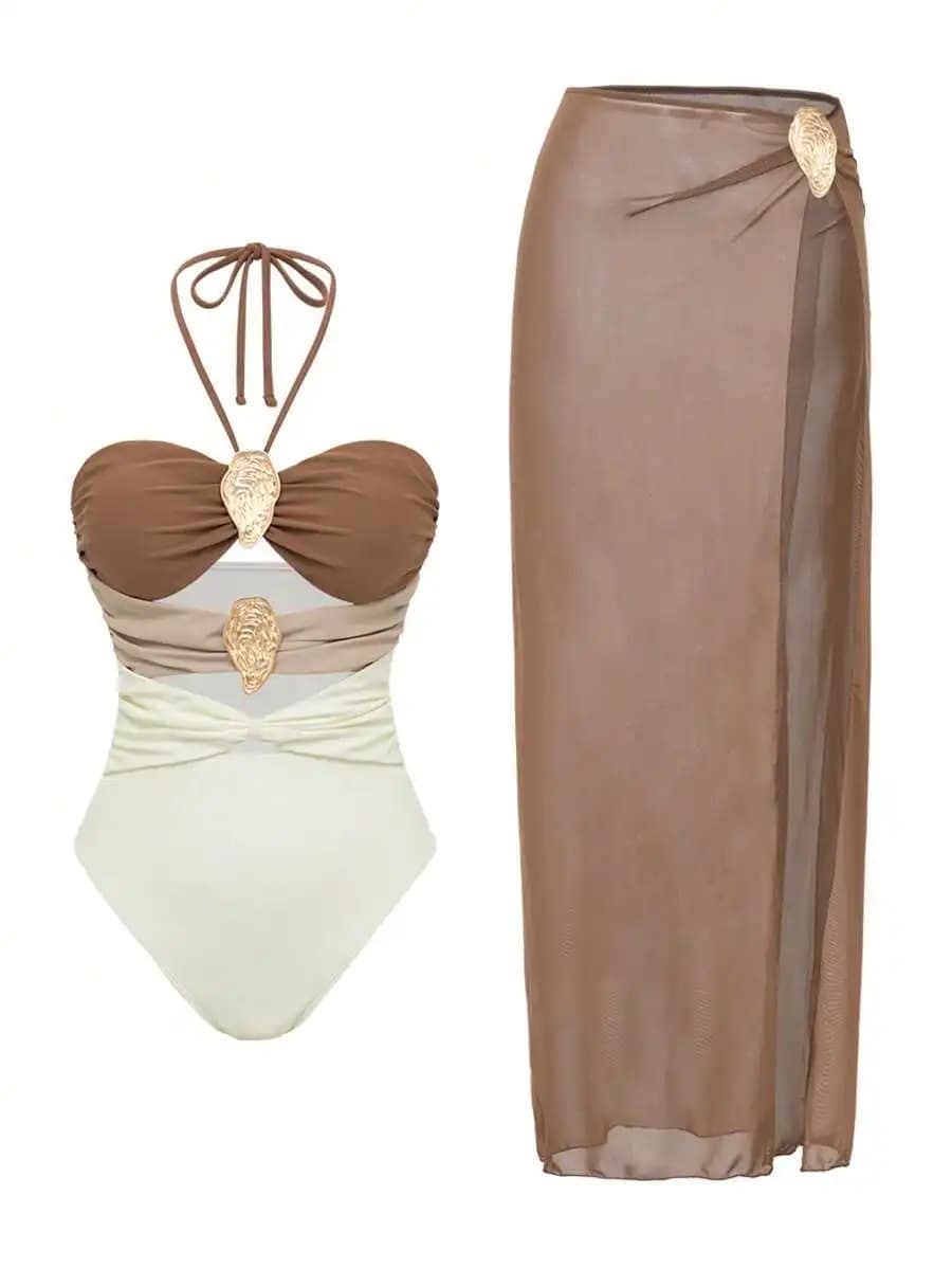 Completo da spiaggia due pezzi: Costume da bagno con scollo all'americana e dettagli metallici e gonna a pareo trasparente