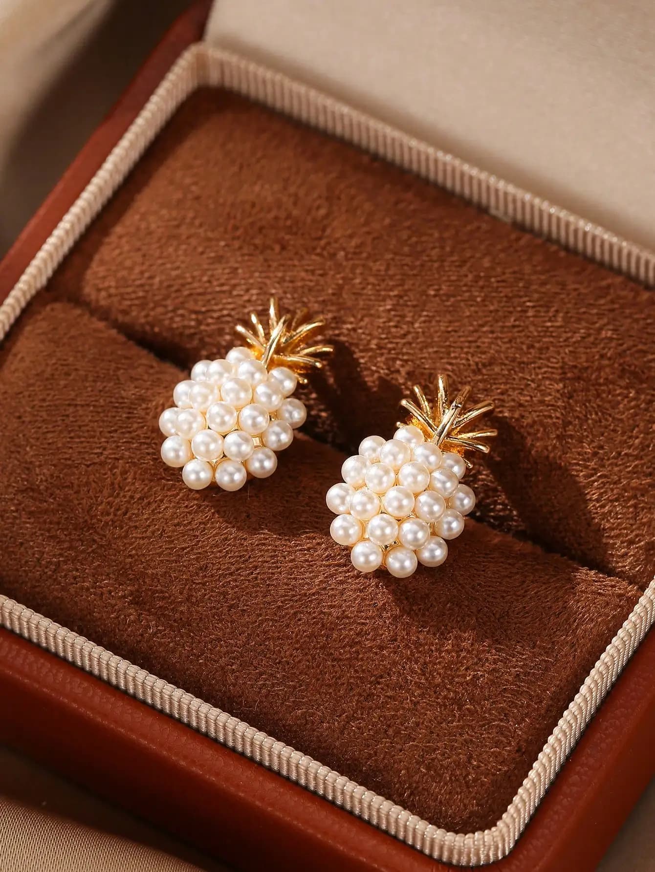Eleganti Orecchini a Perno con Finto Ananas di Perle e Corona Dorata a Punte