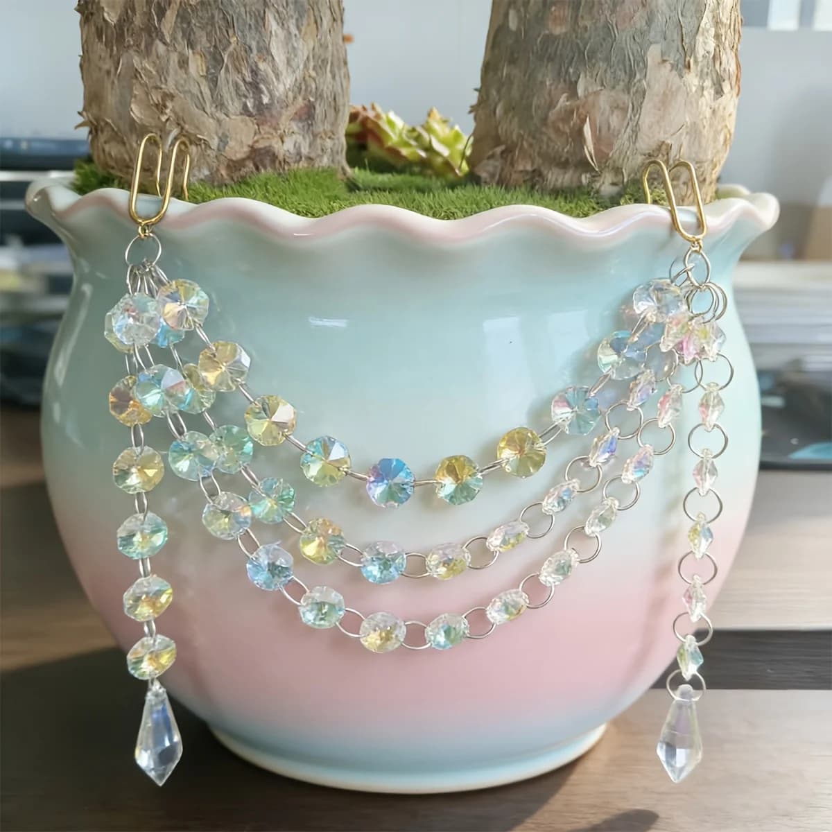 Crystal hanging ornaments, flower pot suncatcher pendants, light-catching garden hanging suncatchers, bohemian-style garden decorations that create a dreamy rainbow atmosphere