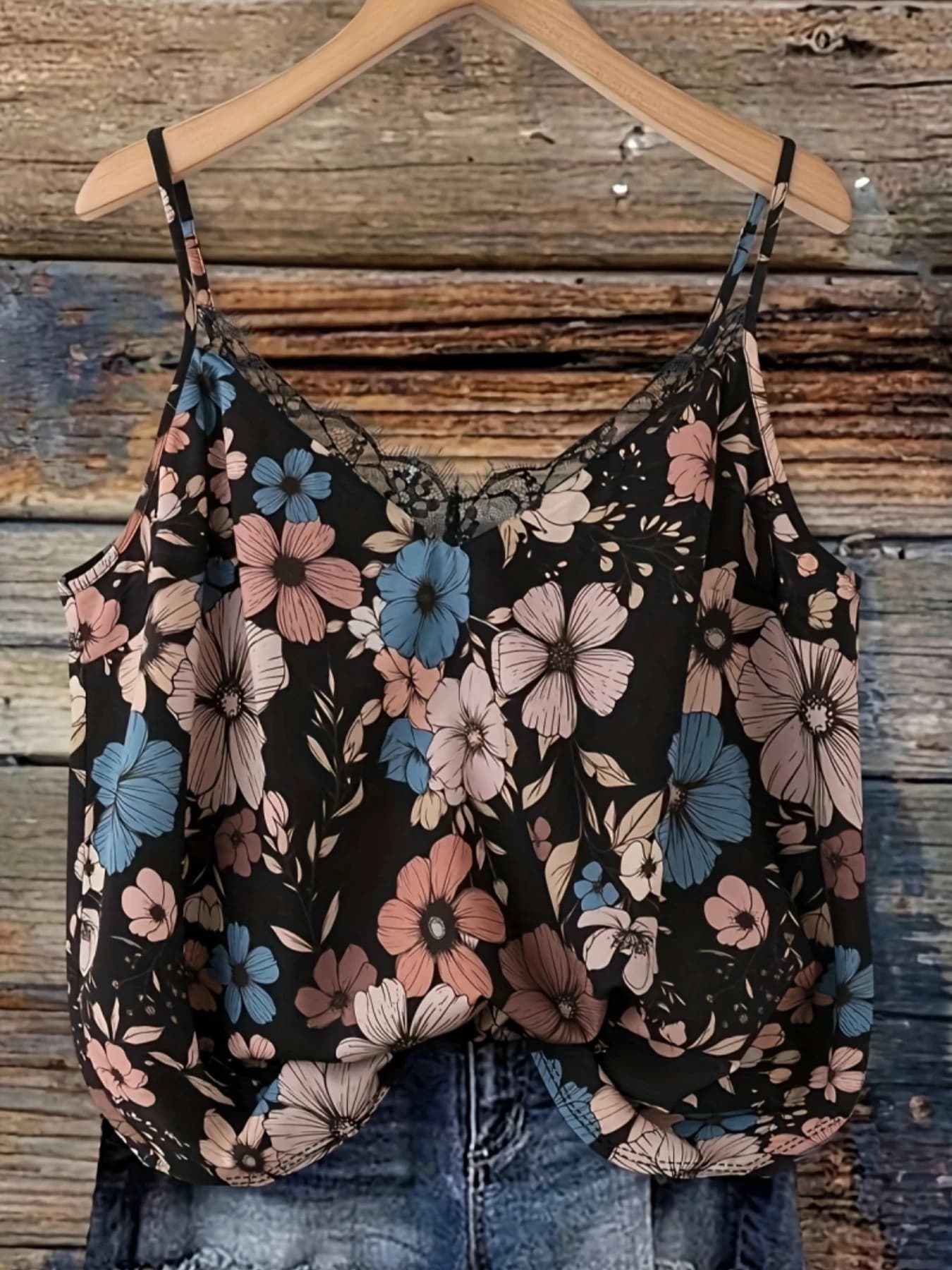 Nuova moda estiva, camicetta sexy in pizzo con scollo a V e spalline sottili per donne curvy