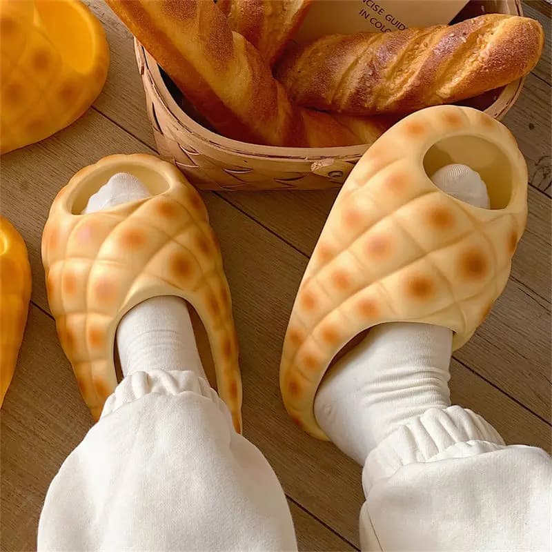 Design fake pineapple bread Slippers 2025 Women's sturdy flat slides with EVA cloud shoes for women Summer beach flipper 2025