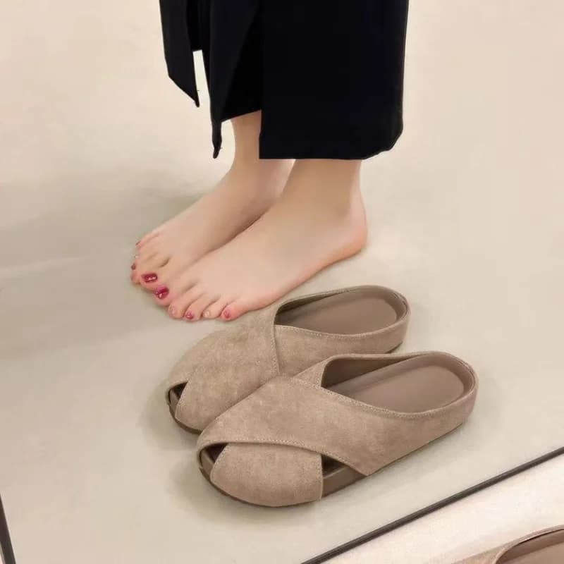 Nuovi arrivi: Mules con design a croce e punta chiusa, ciabatte in camoscio con suola morbida, sandali a mezzo calzino senza tacco da donna, versatili per il pendolarismo e l'uso quotidiano.