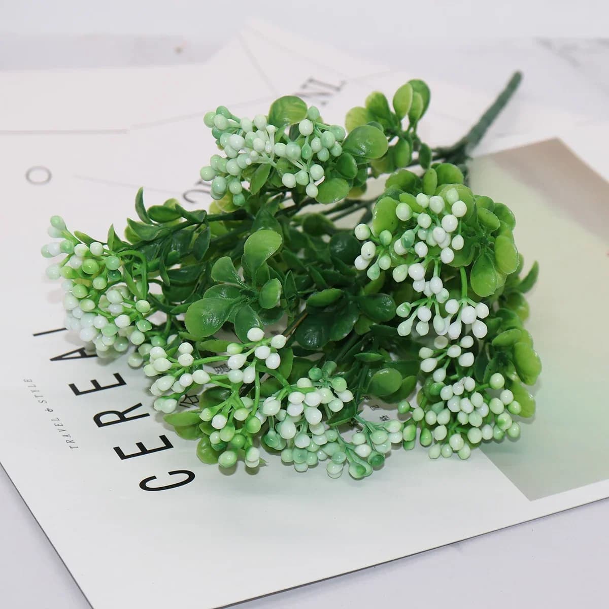 Bouquet di 7 rami di fiori artificiali verdi con bacche, piante artificiali con mini foglie, decorazione per esterni, soggiorno, matrimoni