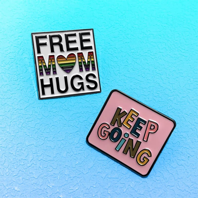 AniPins "Keep Going" Spille in smalto con 2 design e citazioni "Free Mom Hugs", distintivi per zaini e vestiti, idee regalo