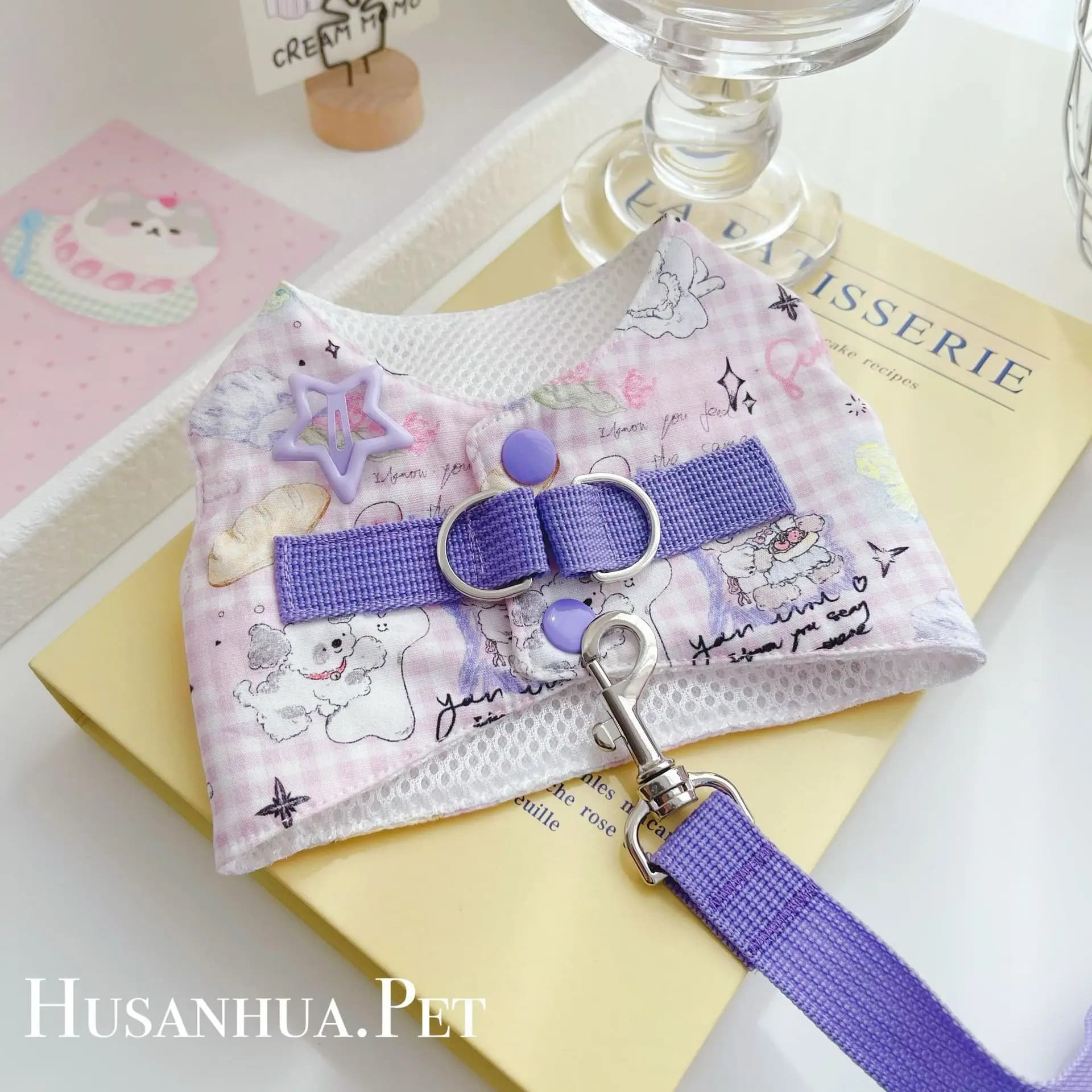 Elegante Set Guinzaglio e Pettorina per Animali Domestici a Maniche Corte con Stampe Cartoni Animati Giapponesi Coreani, Abbigliamento Estivo per Esterni