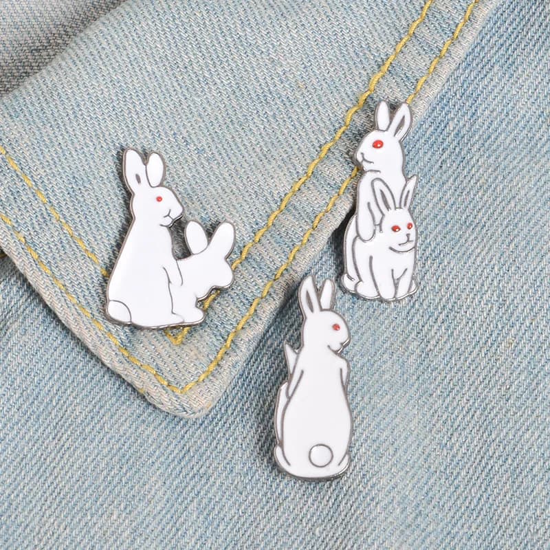 Spilla spille animali del fumetto coniglietto risvolto spilla smaltata giacche di jeans vestiti bottone distintivo divertenti gioielli carini regali coniglio bianco malvagio