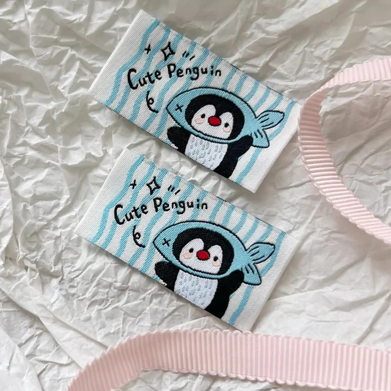 Etichetta tessuta fatta a mano con simpatico pinguino a cartone animato, toppa fai da te con bordo piegato da cucire per abbigliamento, elastici per capelli, sottobicchieri