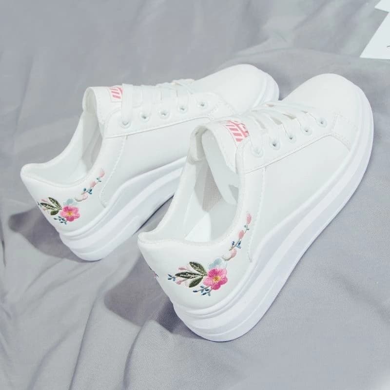 Women's White Sneakers 2026 New Lightweight Breathable Trendy Casual Skate Shoes for Spring Autumn