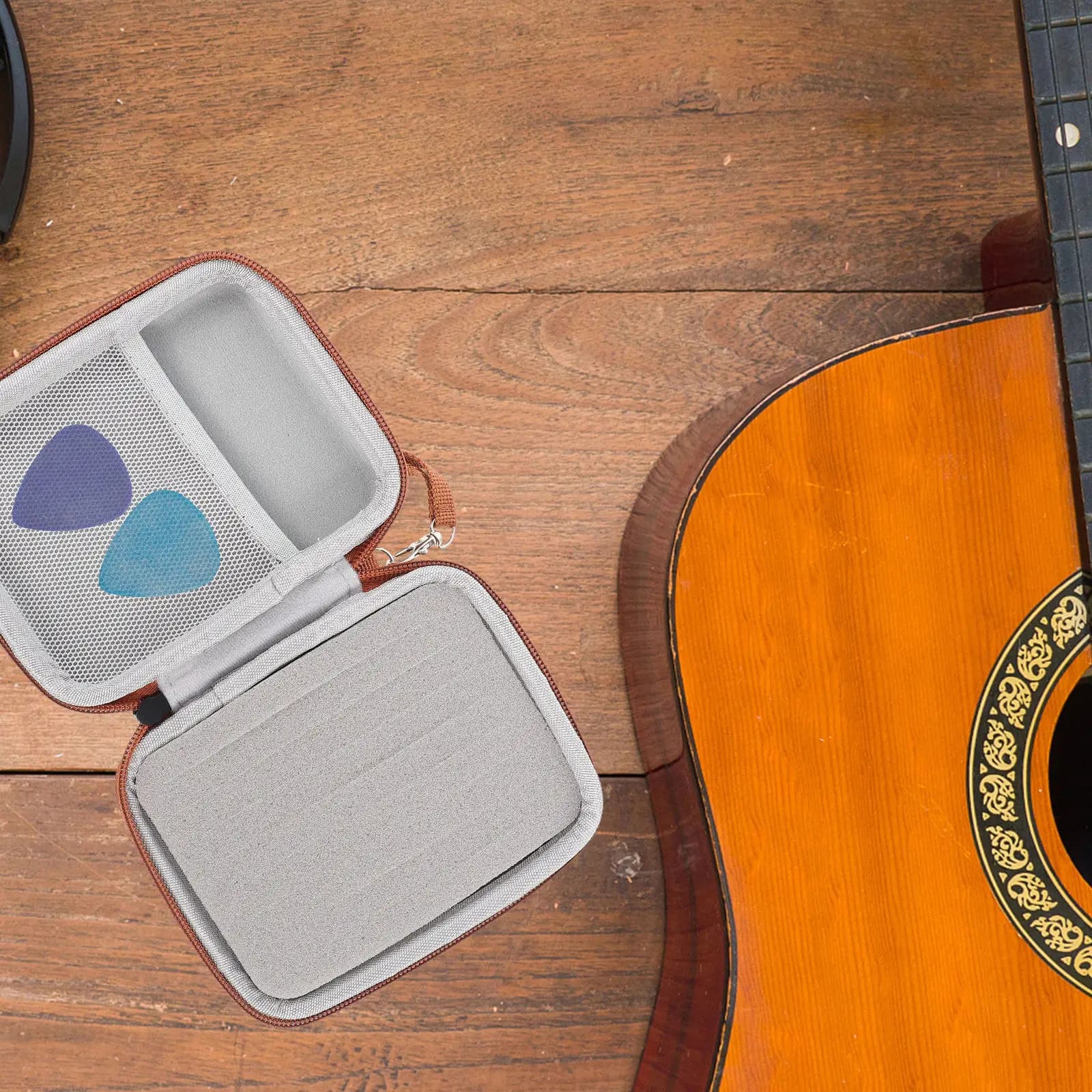 Organizzatore Portatile Robusto per Plettri da Chitarra con Scanalature Anti-Smarrimento, Chiusura a Cerniera e Tasca in Rete per Chitarra e Basso
