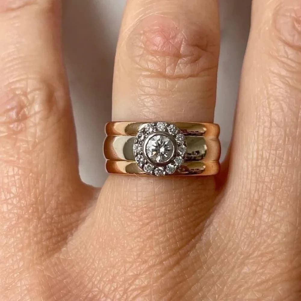 Ring with cubic zircons and round dial in Y2K style, minimalist, robust, unisex, hypoallergenic, resistant to oxidation, for everyday use, travel, gift for friends