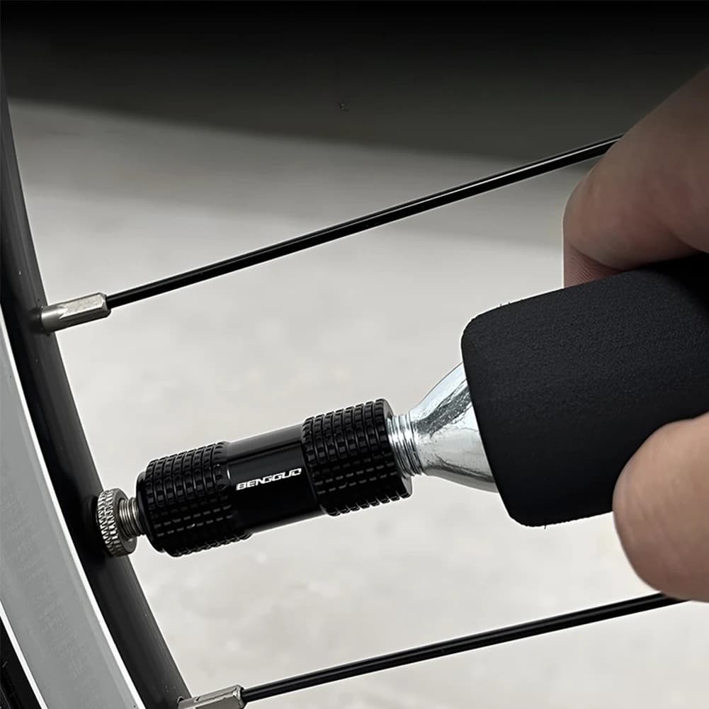 Valvola americana e francese con custodia protettiva Valvola di gonfiaggio portatile per pneumatici Resistente all'usura Kit di riparazione pneumatici per testa gonfiabile per bicicletta
