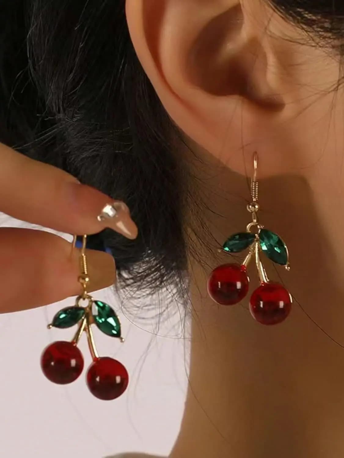 Orecchini dorati eleganti da donna in stile moderno