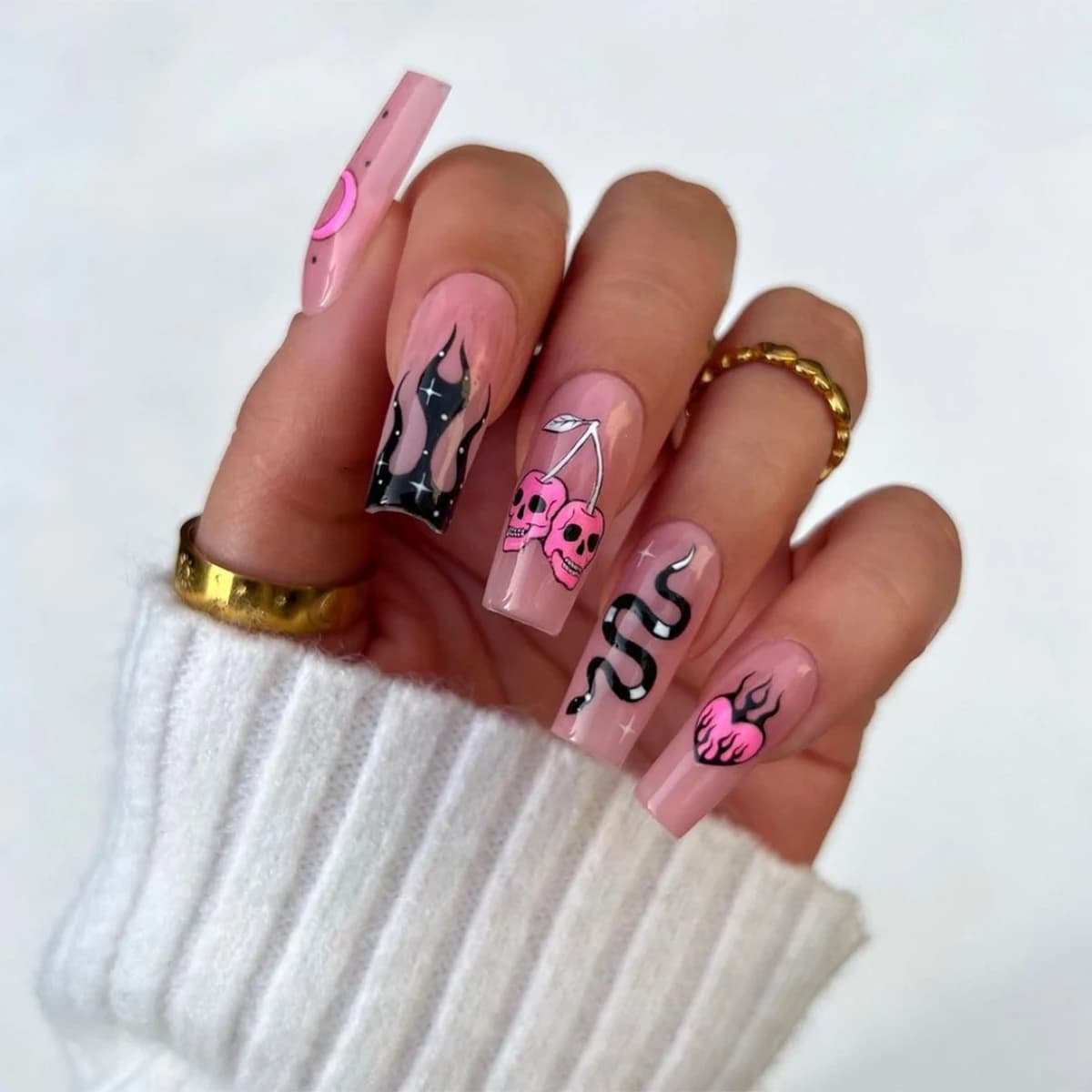 24pcs chiodo quadrato di media lunghezza stile caldo Evil Charm Love Skeleton Sweet Cool Nail Art adatto per Halloween Wear staccabile Fa