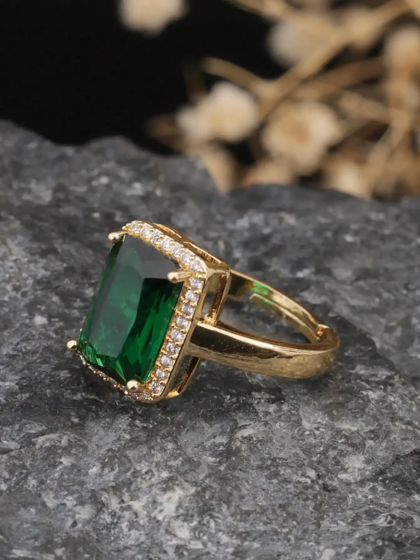 1 anello quadrato in acciaio inossidabile color oro con pietra preziosa verde di grandi dimensioni e piccole pietre di zirconia intorno, adatto per la festa della mamma